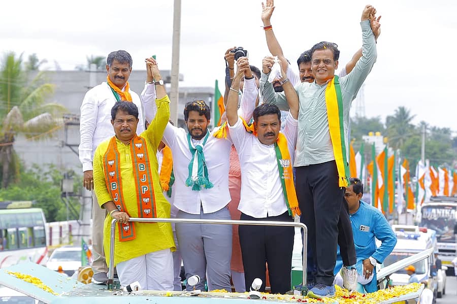 <div class="paragraphs"><p> ಪಾದಯಾತ್ರೆಯಲ್ಲಿ ಮೈತ್ರಿ ಪಕ್ಷಗಳಿಂದ ಶಕ್ತಿ ಪ್ರದರ್ಶನ </p></div>